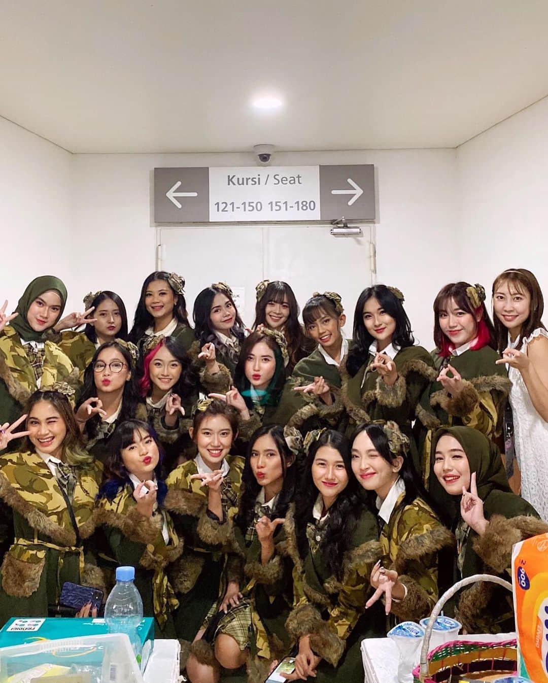 ナタリアさんのインスタグラム写真 - (ナタリアInstagram)「Okeee acara ini tepat 1 minggu yg lalu heheh Love love ❤️💙  #jkt4810thannivconcert」8月13日 20時08分 - nananat
