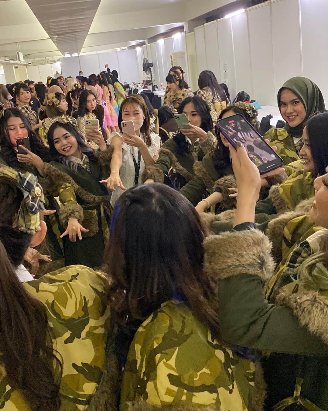 ナタリアさんのインスタグラム写真 - (ナタリアInstagram)「Okeee acara ini tepat 1 minggu yg lalu heheh Love love ❤️💙  #jkt4810thannivconcert」8月13日 20時08分 - nananat