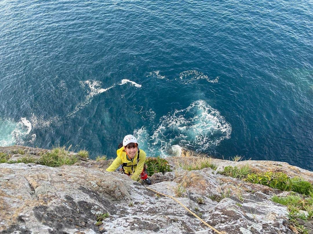 義村萌のインスタグラム：「2022.05.09  大辰巳島 . 知らない世界を垣間見た。 色々知るのが楽しいお年頃です。 . @kenjiri  @jyarashi_koubou   #climbing #辺クラ #辺クラやれ」