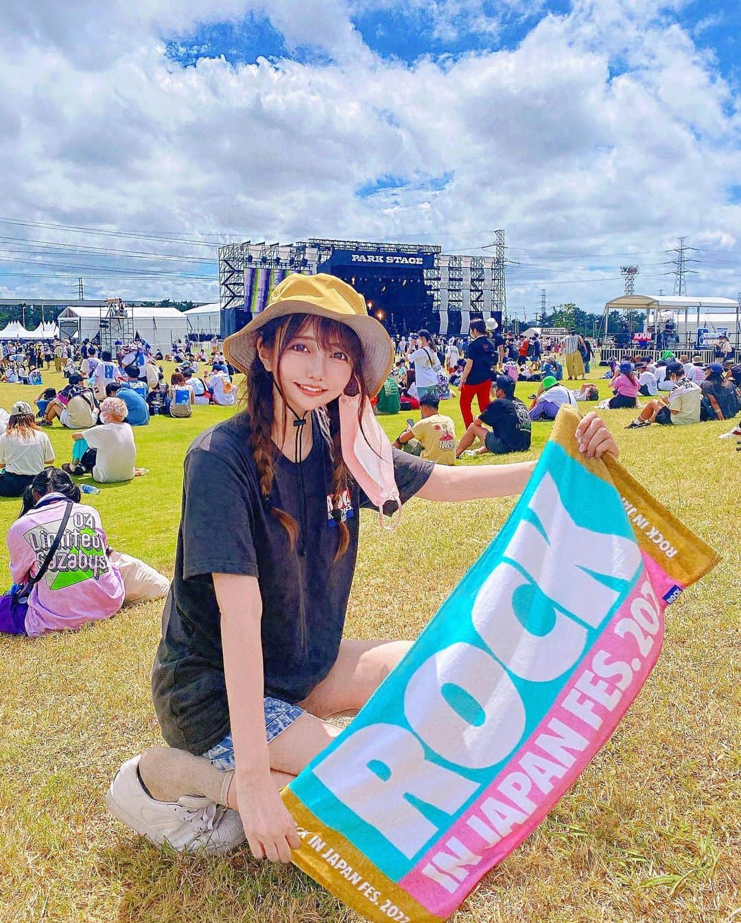 遠藤 玲奈 /endo renaさんのインスタグラム写真 - (遠藤 玲奈 /endo renaInstagram)「08.11ロッキン⛰ BUMP出てきた瞬間からずっと泣いてました。。🥲笑  LIVEだけでなく、藤くんのMCは素敵すぎて 私なんかの一言ではとても伝えられず、大変心苦しいのですがロッキン自体コロナの影響で3年ぶりの開催で🥲  「なんで音楽が死ななかったかわかりますか？ 　聴いてるやつがいたからだよ。 　フェスのこの場所を守ったのは君たちだ」  って言葉がとても印象的で、もう詳しくはツイッターで 「BUMP ロッキンMC」とかで検索して下さい🥲笑  好きが溢れて珍しくいっぱい喋りました⛰笑 いつか我に帰ってテキストだけ消しそう、、笑  あ、あと皆さま 台風気をつけて過ごしてください🌀すやぁ  . #ロッキン#ロッキンジャパン#rockinjapan#ロッキン2022#rockinjapan2022#夏フェス#rijf2022#rijf   ⛰#220806 #saucydog#sirup #YOASOBI#vaundy#マカロニえんぴつ#mrsgreenapple#クリープハイプ#緑黄色社会  ⛰#220811 #bumpofchicken#藤くん#藤原基央#creepynuts #リュックと添い寝ごはん#変態紳士クラブ#sumika」8月13日 20時32分 - r_m.0115