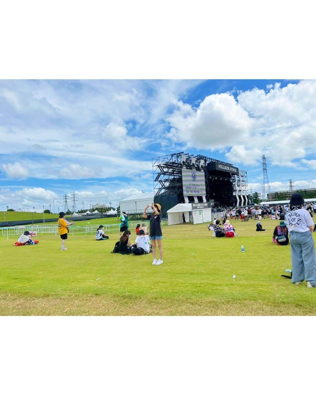 遠藤 玲奈 /endo renaさんのインスタグラム写真 - (遠藤 玲奈 /endo renaInstagram)「08.11ロッキン⛰ BUMP出てきた瞬間からずっと泣いてました。。🥲笑  LIVEだけでなく、藤くんのMCは素敵すぎて 私なんかの一言ではとても伝えられず、大変心苦しいのですがロッキン自体コロナの影響で3年ぶりの開催で🥲  「なんで音楽が死ななかったかわかりますか？ 　聴いてるやつがいたからだよ。 　フェスのこの場所を守ったのは君たちだ」  って言葉がとても印象的で、もう詳しくはツイッターで 「BUMP ロッキンMC」とかで検索して下さい🥲笑  好きが溢れて珍しくいっぱい喋りました⛰笑 いつか我に帰ってテキストだけ消しそう、、笑  あ、あと皆さま 台風気をつけて過ごしてください🌀すやぁ  . #ロッキン#ロッキンジャパン#rockinjapan#ロッキン2022#rockinjapan2022#夏フェス#rijf2022#rijf   ⛰#220806 #saucydog#sirup #YOASOBI#vaundy#マカロニえんぴつ#mrsgreenapple#クリープハイプ#緑黄色社会  ⛰#220811 #bumpofchicken#藤くん#藤原基央#creepynuts #リュックと添い寝ごはん#変態紳士クラブ#sumika」8月13日 20時32分 - r_m.0115