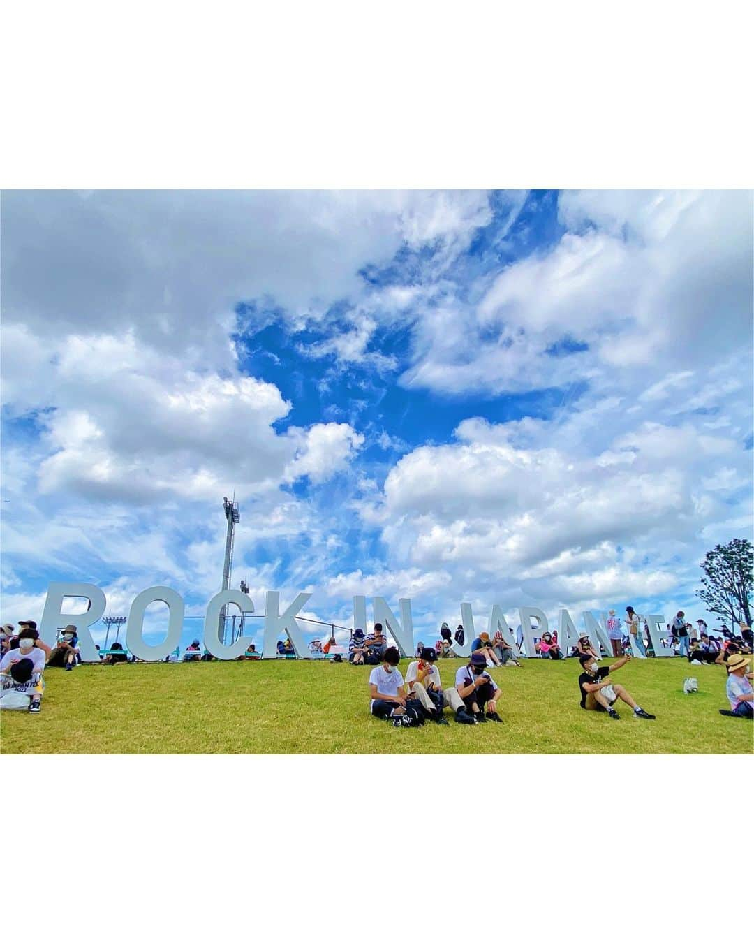 遠藤 玲奈 /endo renaさんのインスタグラム写真 - (遠藤 玲奈 /endo renaInstagram)「08.11ロッキン⛰ BUMP出てきた瞬間からずっと泣いてました。。🥲笑  LIVEだけでなく、藤くんのMCは素敵すぎて 私なんかの一言ではとても伝えられず、大変心苦しいのですがロッキン自体コロナの影響で3年ぶりの開催で🥲  「なんで音楽が死ななかったかわかりますか？ 　聴いてるやつがいたからだよ。 　フェスのこの場所を守ったのは君たちだ」  って言葉がとても印象的で、もう詳しくはツイッターで 「BUMP ロッキンMC」とかで検索して下さい🥲笑  好きが溢れて珍しくいっぱい喋りました⛰笑 いつか我に帰ってテキストだけ消しそう、、笑  あ、あと皆さま 台風気をつけて過ごしてください🌀すやぁ  . #ロッキン#ロッキンジャパン#rockinjapan#ロッキン2022#rockinjapan2022#夏フェス#rijf2022#rijf   ⛰#220806 #saucydog#sirup #YOASOBI#vaundy#マカロニえんぴつ#mrsgreenapple#クリープハイプ#緑黄色社会  ⛰#220811 #bumpofchicken#藤くん#藤原基央#creepynuts #リュックと添い寝ごはん#変態紳士クラブ#sumika」8月13日 20時32分 - r_m.0115