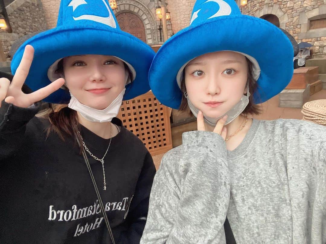 吉田凜音のインスタグラム：「あやと台風ディズニーしてきたよ」