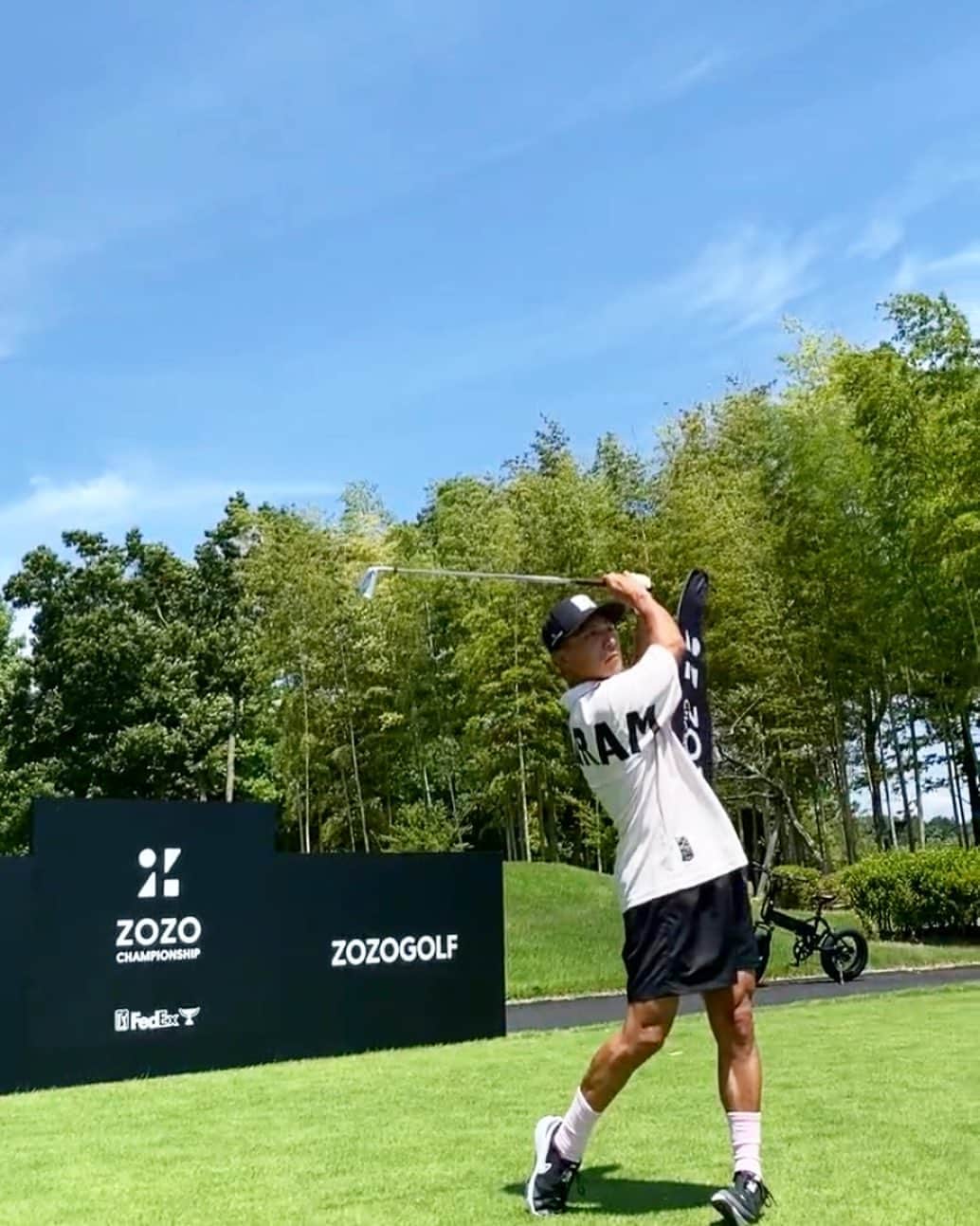 金丸佳右のインスタグラム：「ニアピン目指し放ちました🏌️‍♂️  もちろんグリーン外しました😂  しかし本当に最高に楽しいゴルフでした！  ありがとうございました🙇‍♂️」
