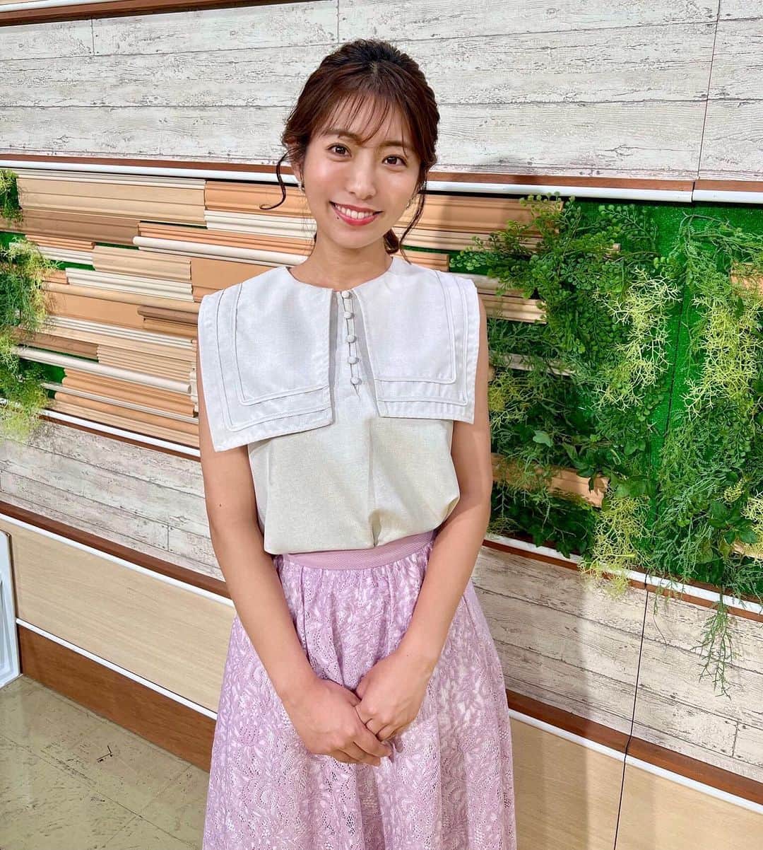 のインスタグラム：「👗 . #東京インフォメーション #衣装 仲良しのスタイリストさんにビジュを褒められた日💓 . 皆さん台風は大丈夫ですか😭？ 私はスーパーに行ったら 傘が壊れてびしょ濡れになりました、、、🌂」