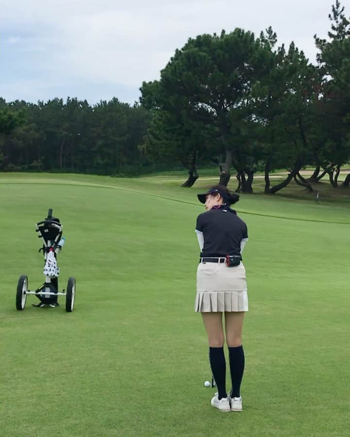 のインスタグラム：「GOLF & BBQ⛳️🍖🤍  いつもお世話になってる方々と @gdo.chigasakigolf でラウンドしてから、 クラブハウスのカフェでBBQした日🙏🏻🤍  茅ヶ崎は手引きセルフで湘南の風を感じながらラウンドできました🌴 コースはフラットだけどバンカーはしっかり深い！ ドレスコード無しで行けるのも嬉しいポイント🥹🙌🏻  BBQはセルフで焼いたり、専門の方が美味しく焼いてくれました🍖 わんちゃんも一緒に入れるので、カフェのみで利用する人も多いみたい🐕🤍  ゴルフウェアは @newbalancegolf_japan だよ🫰🏻  #golf #chigasaki #bbq #ゴルフ #GDO茅ヶ崎ゴルフリンクス  #ゴルフウェア #ゴルフスイング #夏休み」