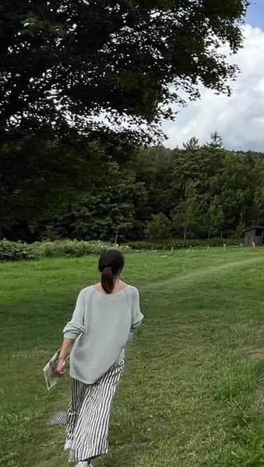 坂田陽子のインスタグラム：「美瑛の丘の美しい緑や 富良野の雄大な自然を眺めながら 「北の国から〜名場面集〜」をYouTubeで復習し、懐かしさで胸をパンパンに膨らませて行った 麓郷の森〜北の国からロケ地巡り〜 めちゃくちゃ良かった🤣🤣 ・ 厳しい自然の中で、力強く明るく生きた五郎さん達家族の知恵や逞しさ、そして温かさが丸太の家や石の家、そこかしこに在りました。 実際に使われていたお家の中は 是非ご自分の目で確かめて頂きたい😆 ・ お土産に #子供がまだ食ってる途中でしょうが ラーメン　を買いましたww ・ ・ #北の国から #北の国からロケ地巡り #黒板五郎 #麓郷の森 #富良野 #小西鮨 #ウニおかわりしすぎ」