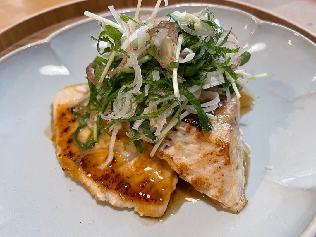 坪井ミサトのインスタグラム：「最近の #ミサト飯 🍴  まとめてupごめんなさい🙇‍♀️ いつの間にか溜まってました🤣笑  ⚫︎1枚目 カジキマグロのソテー薬味のせ (この薬味何でも使えるし 美味しすぎるのでオススメ)  ⚫︎2枚目 鶏ハムとレタスのチョップドサラダ  ⚫︎3枚目 冷しゃぶサラダとナスの煮浸し  ⚫︎4枚目 むね肉のチーズ焼き  家ご飯は、いかに美味しくヘルシーにできるか！！ PFCバランス意識❤️‍🔥  工夫していることは タンパク質豊富な食材をメインに。 残りはお野菜中心で、 食物繊維も忘れずに。 おかげさまで毎日お通じ最高です🫡  朝と昼に炭水化物しっかり食べてます👍  レシピ気になるのありましたら また載せますのでコメントどうぞ🫶  #ミサト飯 #料理 #家ご飯 #cooking #趣味の料理 #healthy #ヘルシー #pfcバランス #栄養 #栄養食 #健康食 #健康」