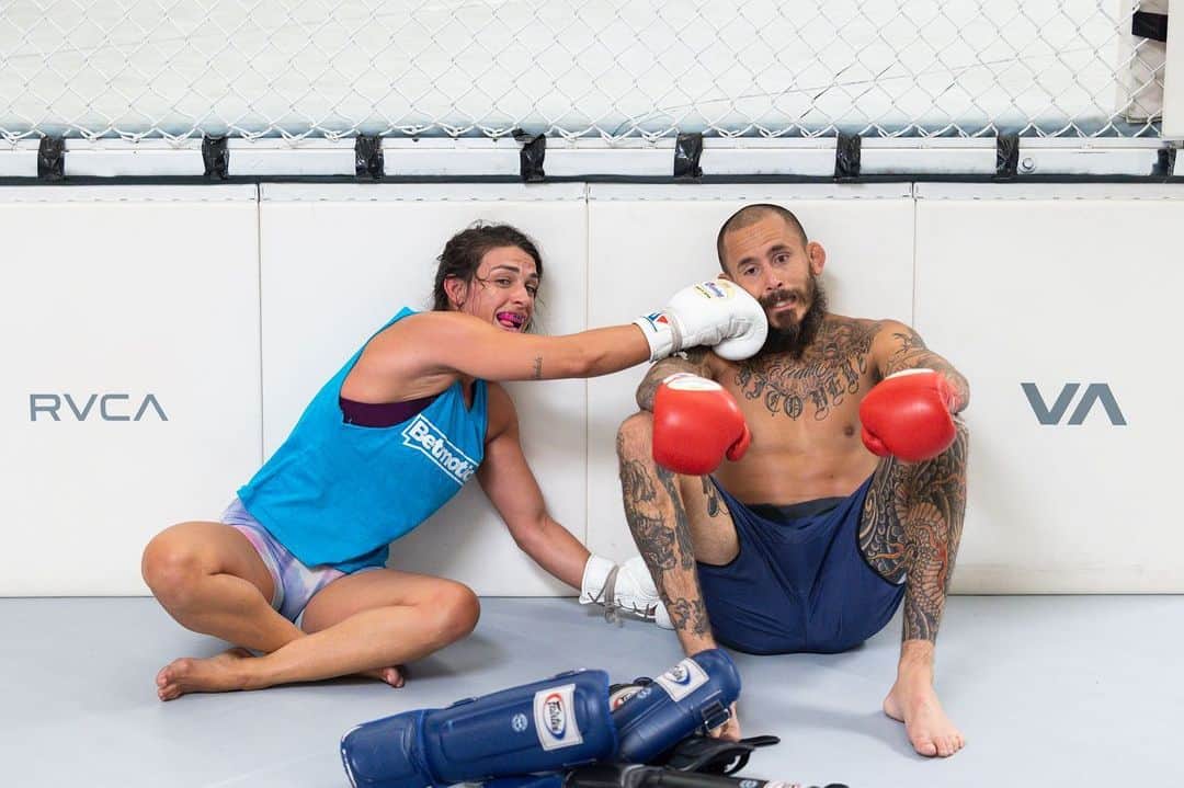 マッケンジー・ダーンのインスタグラム：「Let’s go my friend! Your second Main event tonight! #UFCSanDiego Hard work everyday!! Go have fun Hermano!! 🇪🇨💪🏼👊🏼 • • Vamos meu amigo! Sua segunda luta principal é hj!! #ufcsandiego todo trabalho duro todos os dias, chegou mais um dia de guerra! Vai lá e se diverte hermano!! Tmj! 🇪🇨💪🏼👊🏼 • • Photo —> @ericcoleman」