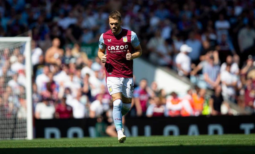 カラム・チャンバースのインスタグラム：「Up The Villa!! 💪🏼」