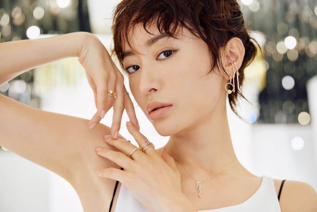 松本まりかのインスタグラム：「いつだって、そう思えば、輝ける。  10th to 23th August  @isetan_shinjuku #AHKAHAD  目にした途端、その洗練された美しさとユニークさに心が煌めいた。インスピレーションを刺激され、感じるままに身に付けたAHKAHジュエリーたち。  どれだけ重ねても、品ある美しさ繊細さ。 どれだけ歳を重ねてもそんな大人でありたい。  自分だけの感性、遊び心を弾ませて。 日常からインスピレーションを。  #KatieHillier のコレクション #ahkahsignature   #AHKAH」