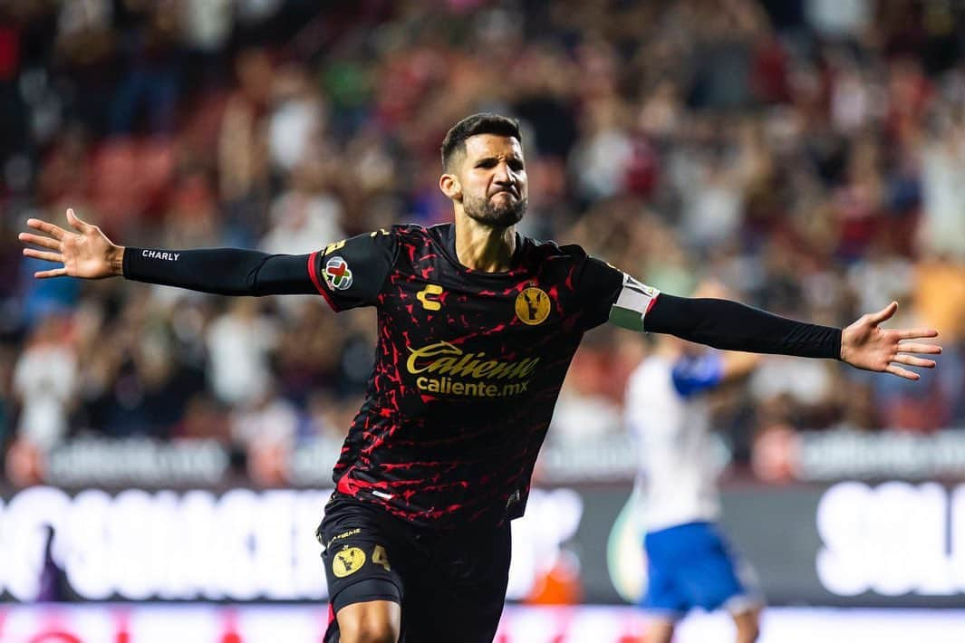 リサンドロ・ロペスのインスタグラム：「Muy CONTENTO por volver a CONVERTIR y por poder ayudar al equipo! Seguiremos trabajando y mejorando! Vamos por más @xolos.  📸 @mrfvega @charlyhere17」