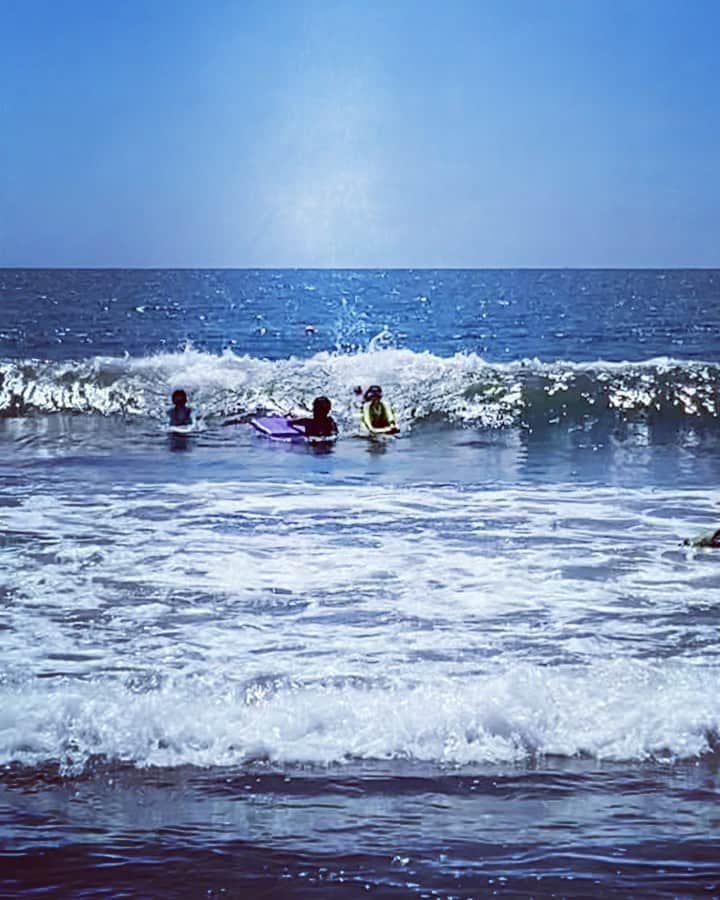 伊藤裕子のインスタグラム：「海と太陽とエボシ岩と娘がほんとに眩しい夏休み  #ボディーボード #茅ヶ崎 #夏休み #海最高 #皮むけたの10何年ぶり #毎年いうけど #大人になっても夏休みって最高」