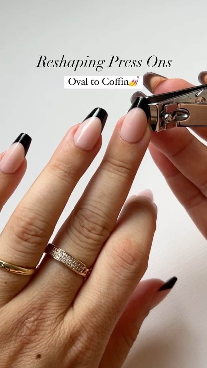 Soniaのインスタグラム：「Classic Coffin to Micro French🖤 Featuring Signet Beauty ‘Mademoiselle’ (l!nked in my b!o). Reshaped my week old Press Ons because they were still holding STRONG. Really had to trust the process here😅 - #pressonnails #frenchtipnails #coffinnails #almondnails #nailvideos」