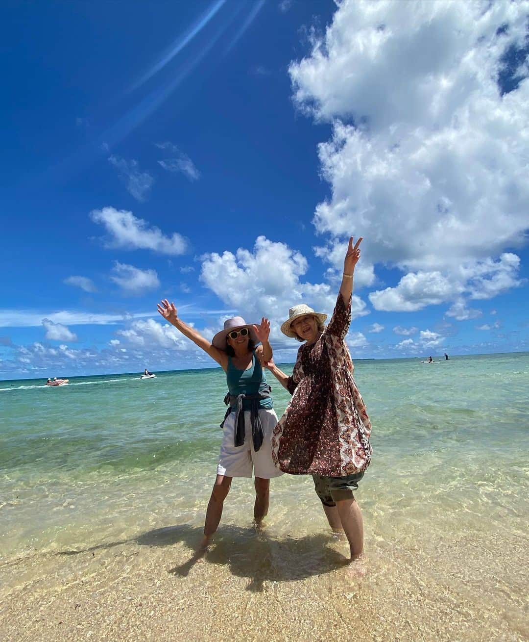 風間ゆみえのインスタグラム：「母  ミーママとグランマ♡  こんなに楽しそうな母を見たのははじめて。  そもそも、写真嫌いの母がこんなに笑顔で写っている写真もきっとはじめて。  前世で姉妹だったのかしら、そんな風に思えるほど。  @sadamayumi ありがとう‼︎」