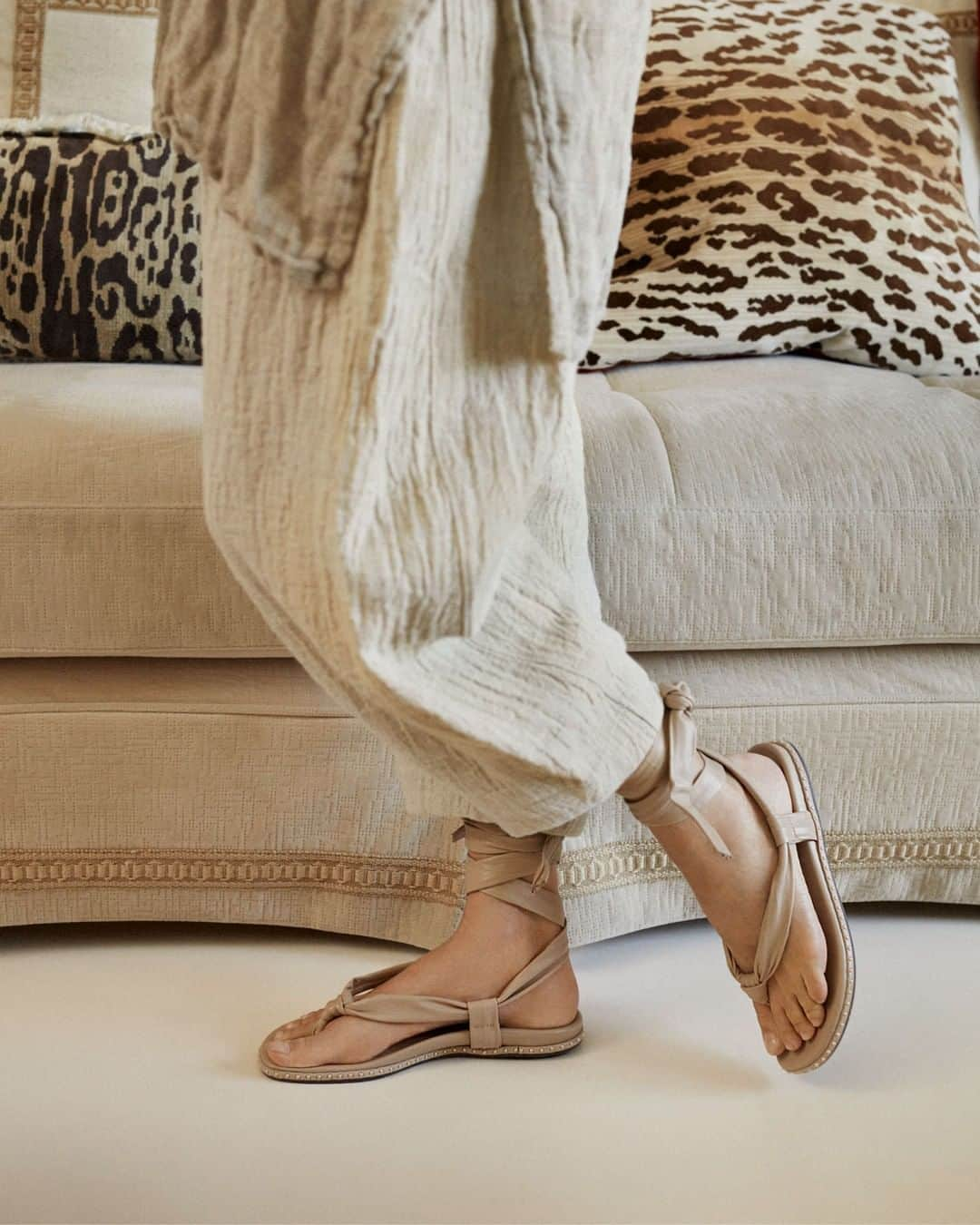 ペドロガルシアのインスタグラム：「Sensuous to wear and a feast for the eyes. silhouette feels delightfully comfortable .Style: Becca/ ‘Grecian’ nappa thong in sand nappa. #pedrogarciashoes #madeinspain」