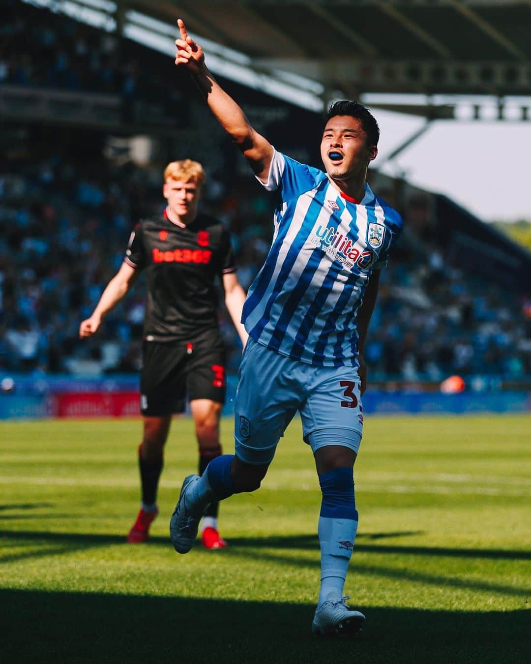 中山雄太のインスタグラム：「Good win, good +3points, good atmosphere at the stadium @htafc   #Huddersfieldtown #TheTerriers」