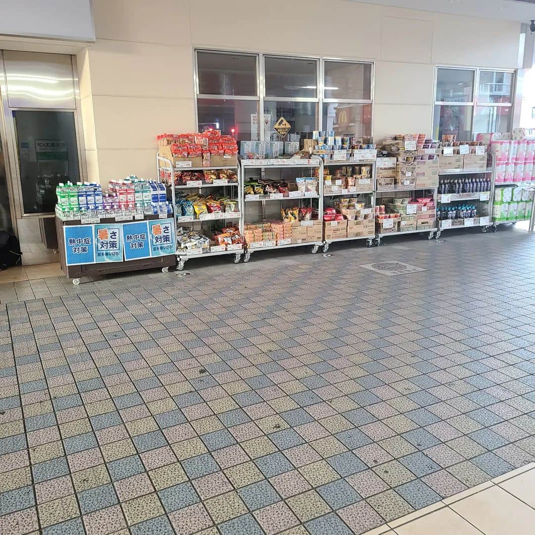 床嶋佳子さんのインスタグラム写真 - (床嶋佳子Instagram)「おはようございます！😄 只今早朝のある駅にいますが 勿論スーパーはまだ営業していませんが お店の前にはこのように無防備に商品が陳列されたままになっています！ 誰も持っていかないんですね！！ 日本っていい国だな～😂😂😂」8月14日 5時47分 - yoshiko.tokoshima