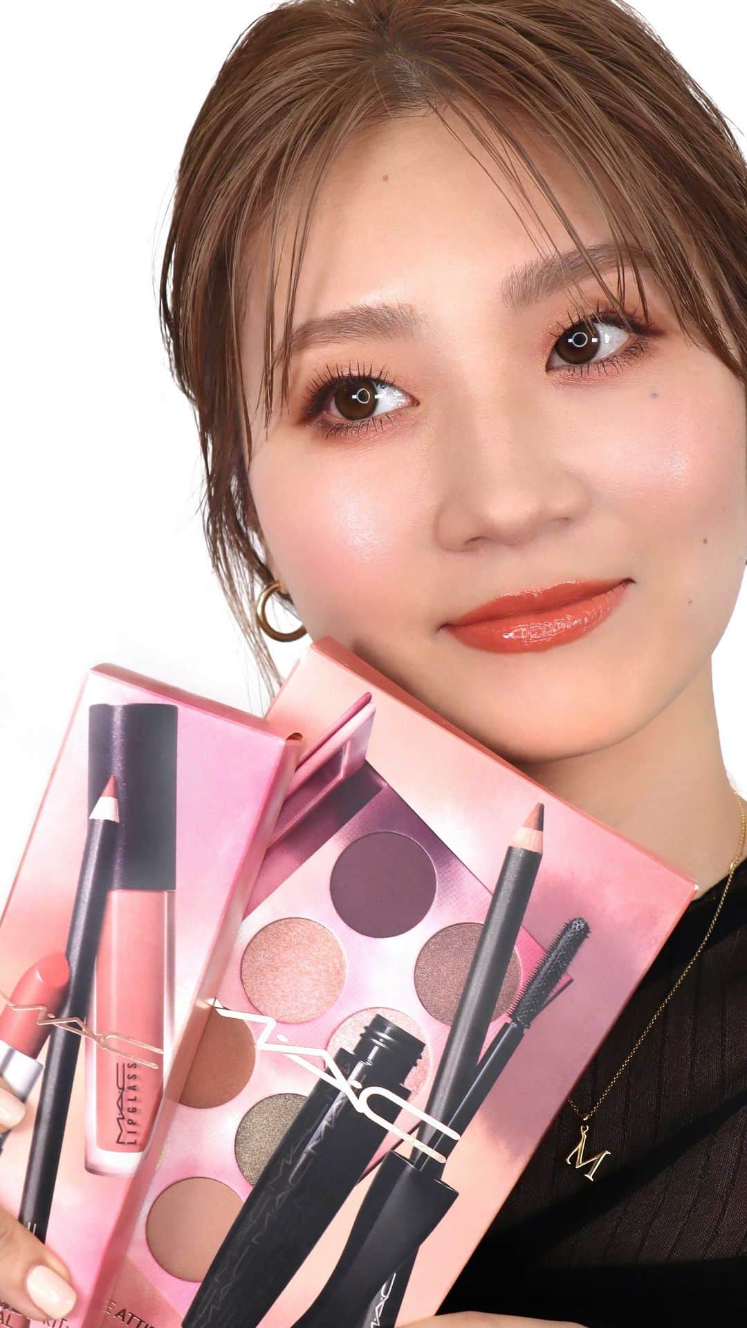 M∙A∙C Cosmetics Japanのインスタグラム：「💗M·A·C ボールドリー ベア💗 ナチュラルにもエレガントにもどんなメイクルックも叶えるアイメイクセット✨ オレンジベージュのリップキットと合わせて、スイートなサマーメイクに👀💄 　　　 【動画内使用製品】 ☑︎アイ アタイアー アイ キット -スモール アイシャドウ／ピュア ディライト(217ブラシ*)：アイホール全体 -スモール アイシャドウ／スーズ セイリング(239ブラシ)：上下まぶた -アイ コール／テディ：上目尻 -スモール アイシャドウ／クロース フォー コンフォート(208ブラシ*)：上目尻 -イン エクストリーム ディメンション 3D ブラック ラッシュ ☑︎エッセンシャル リップウェア キット: ニュートラル -リップ ペンシル／ボールドリー ベア -リップスティック／ベア ブランケット -リップガラス／グラス ハーフ フル ☑︎*プレミアム エッセンシャル ブラシ キット ☑︎M·A·C プレップ プライム 24 アワー エクステンド アイ ベース ☑︎M·A·C プレップ プライム リップ  ＼公式オンライン限定／ 8月14日(日) 23:59まで全国送料＆代引き手数料無料✨さらに税込9,900円以上ご購入でリップスティック(MINI M·A·C) ルビー ウー トーキョー*をプレゼント中💄 *条件を満たすとプレゼントはカートに自動で追加されます  #MACBOLDLYBARE #MACボールドリーベア」
