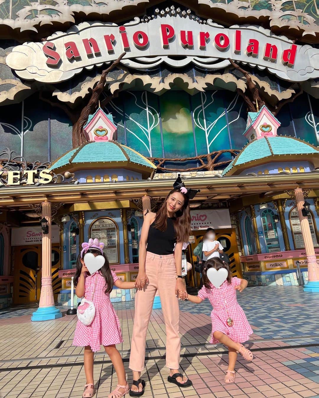 近藤千尋のインスタグラム：「久々にサンリオピューロランドに💕☺️  張り切ってクロミちゃんの購入。笑 耳とかすぐ買っちゃうタイプ。笑 (ずっとミクロちゃんって呼んでたくせに)  ピンクのリンクコーデで行きました🤍 子供達の服は @ralphlauren 💓💓💓  後ろポケットには 相変わらずチョコベビー。笑🥰 (いつ泣いてもいいように！！笑) 数時間だったけど、 子供達も楽しめてよかった☺️！！ #夏休み」