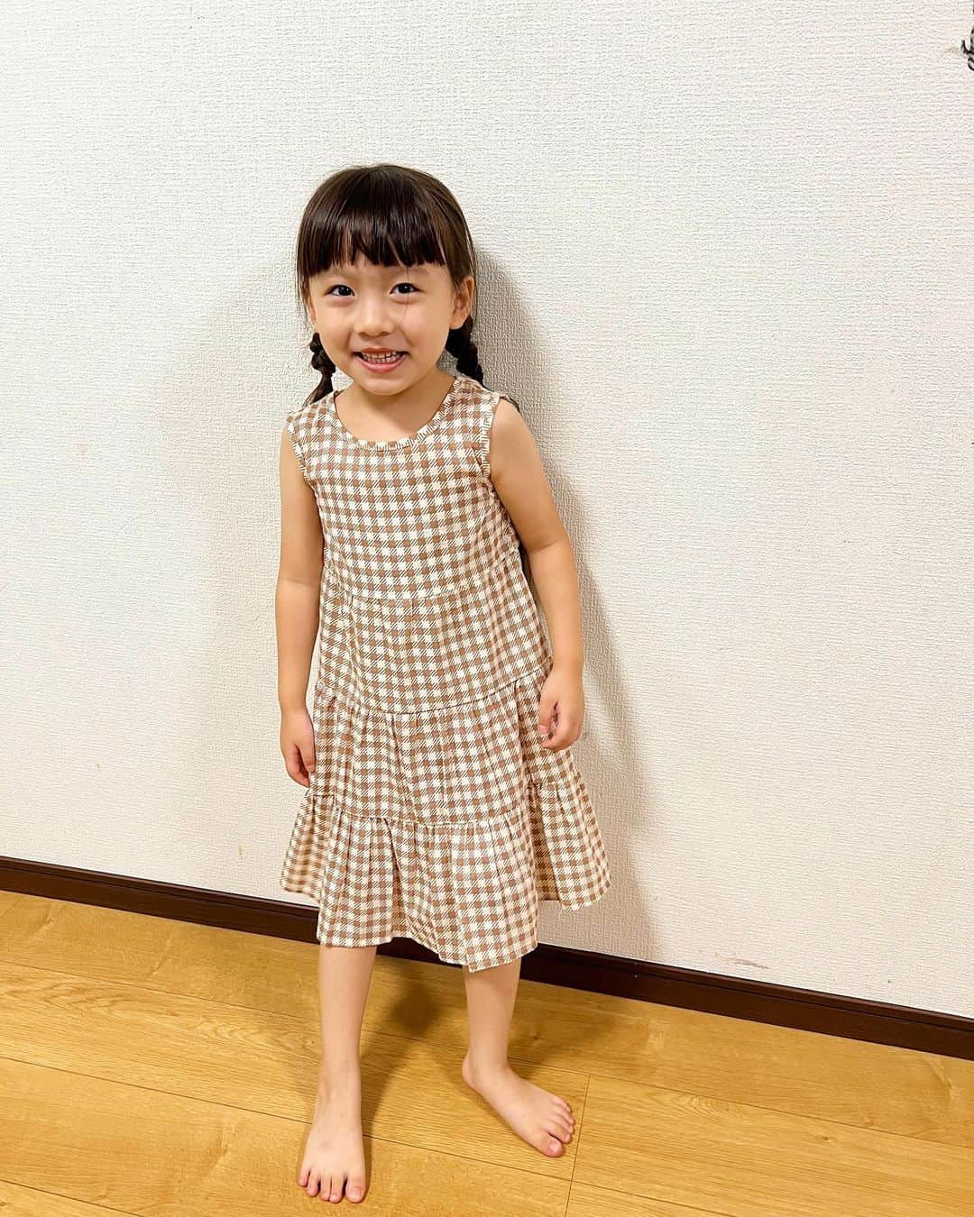 ゆうひなたのインスタグラム：「. . . 不意打ちパシャリ📸. . . ゆうひもお洋服のサイズが１２０cmに✊ 大きくなったね〜☺️♡. . . このワンピース👗 390円やった、、🤤 西松屋様様👏👏👏👏（笑）. . . .」
