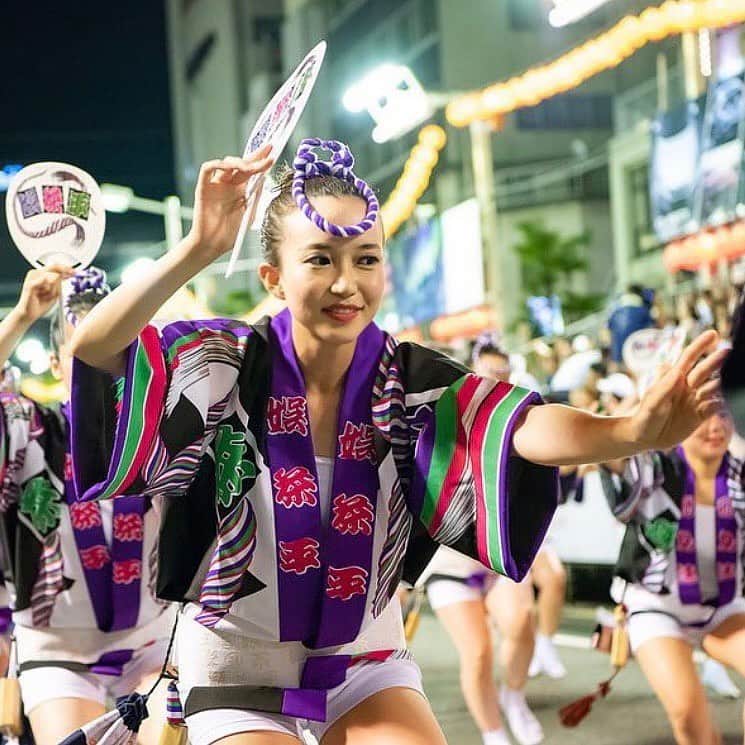 長谷川朋加のインスタグラム：「♡  ✎५⋆*{ 阿波踊りの思い出と感謝と } ୨୧-------------------------------- ୨୧  徳島の頃の視聴者の皆さんが この阿波踊り期間中にたくさん メッセージをくださって感無量🥲  『いつでも踊りに帰って来てねー』って🥲 もう徳島を離れて3年以上経つのに🥲 幸せすぎる、、、🥲💗  四国放送一年目のテレビの企画で 娯茶平の練習に参加して 兎に角必死でついて行った🤣 連長に『ともかはリズム感がない！笑』と 笑われたのも懐かしい…🤣  本気で取り組みたくて、 アナウンサーのちょっとした仕事で 来てると思われたくなくて カメラがない日もほぼ毎日練習に通って 本当に青春だったなあ😭💗 娯茶平のみなさんが良い方すぎて そこで友達も増えて最高の徳島ライフに🫶🏻  阿波踊りにどっぷりハマって企画の放送が 終わった後は個人で入連🤭 毎年夏は4日間踊らせてもらったのでした。 徳島を卒業するときに娯茶平のインスタに 載せてもらえたのも嬉しかったなぁ、、  私にとって徳島での3年は色濃かった！ 今では仕事にもなっている ランニングと出会ったのも徳島🫶🏻  早く徳島にも行きたいーっ！！！ 今宵も楽しくハッピーに🏃‍♀️  ୨୧ -------------------------------- ୨୧ #やりたい事は全部やる #全力前向き前のめり #走るの大好き」