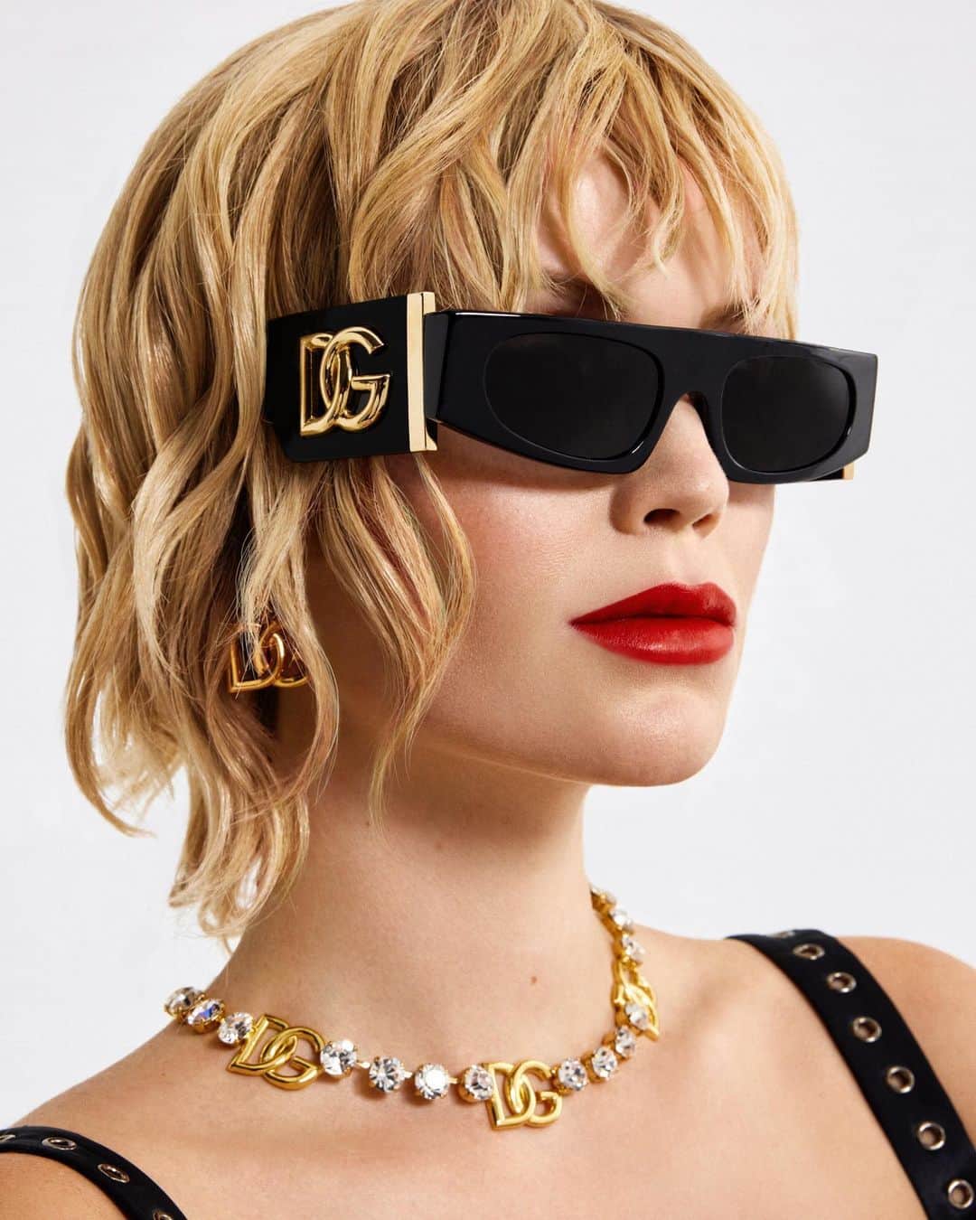 キティ・スペンサーのインスタグラム：「Shooting @dolcegabbana eyewear with @rociorramos 🖤💋  #Repost @dolcegabbana • • •  #DolceGabbana ambassador, @kitty.spencer, through the lens of photographer @rociorramos.  Lady Kitty wears a statement look composed of #DGEyewear from the #DGSS22 Collection, paired with #DGLogo necklace and earrings.」