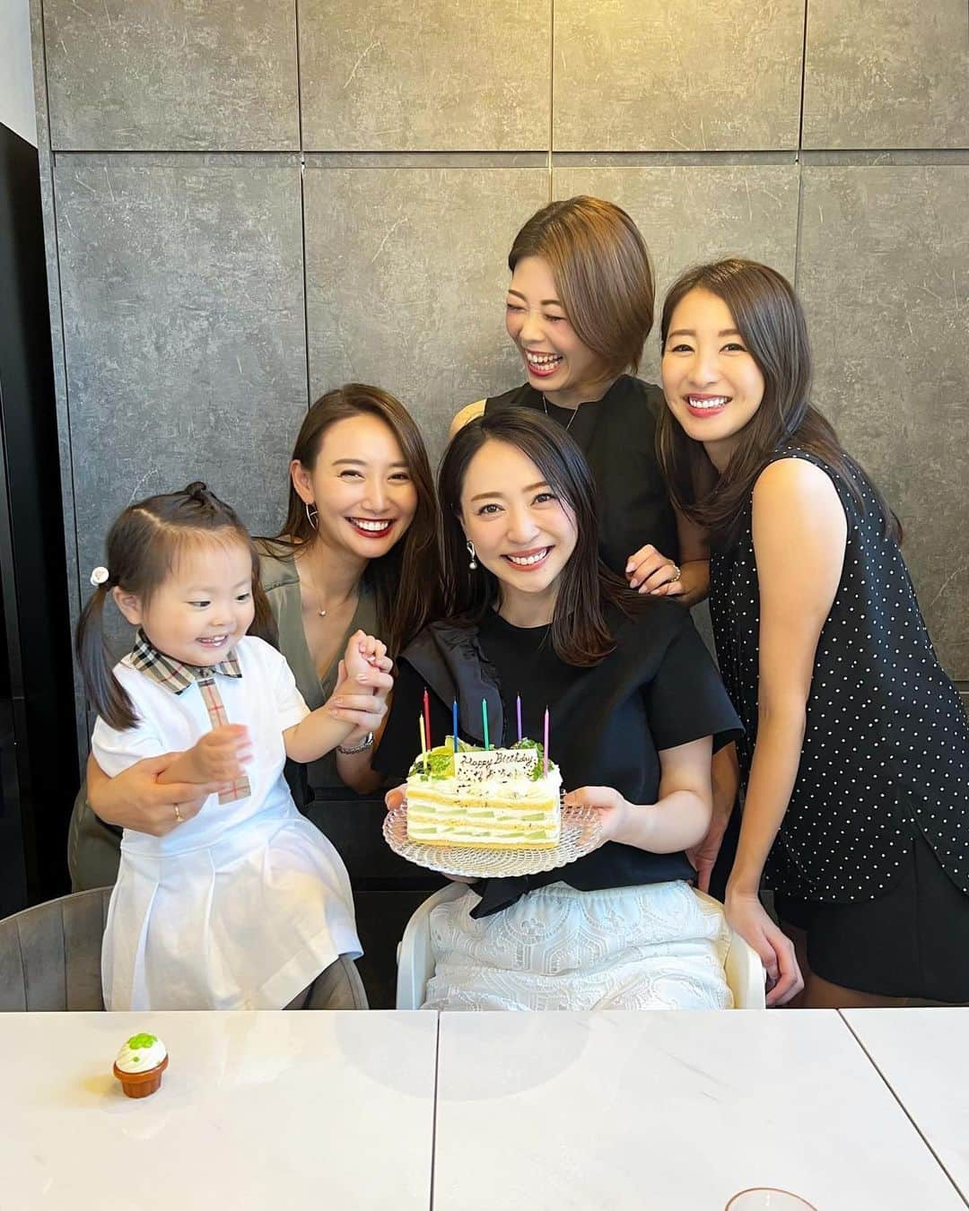 磯部奈央のインスタグラム：「ありがとう〜🎂  次女が産まれて2週間の頃に、りせちゃん＆ゆいちゃん＆まなちゃんファミリー👨‍👩‍👦が、遊びに来てくれました❣️  次女に会いに来てくれたのに、私のお誕生日をお祝いしてくれた🥺✨ しかも、私の大好きなメロンケーキ🍈！  リクエスト制のお誕生日プレゼントは、後日届くとのことで楽しみ🙈🤍  長女が産まれて会いに来てくれたときに撮った写真と似ている6枚目もお気に入り😍 ちなみに、最後の写真は、長女が産まれたときに撮った2年半前のもの📸  長女も次女も可愛がってくれて感謝❣️ いつもありがとう〜🤍  #新生児 #新生児お披露目会 #お誕生日会 #ありがとう #姉妹」