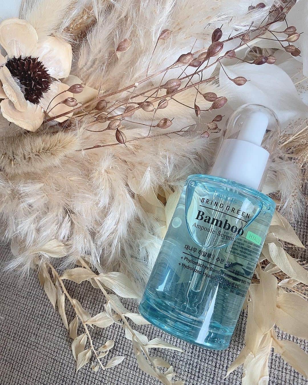 一ノ瀬恋のインスタグラム：「OLIVE YOUNG🌿 プライベートブランド 「BRINNGGREEN」  @bringgreen_jp  @oliveyoung_ja  @moreme_official  Bamboo Hyalu Ampoule Serum 💧  ☑️クリーンナチュラル智異山由来の 水分いっぱいで高濃縮竹樹液84％含有 ☑️高純度低分子ヒアルロン酸と竹由来の ヴィーガンヒアルロン酸が奥まで 水分を密着させる水分セラム ☑️肌の水分4つの指標改善効果  とろみはあるけどベタつかずに肌に浸透する🫶❤️ 高純度低分子ヒアルロン酸で乾燥肌もしっかり潤いがキープできます✨ 使いやすいアイテム🙆‍♀️  #ブリングリーン #韓国コスメ #オリーブヤングPB #オリーブヤング  #オリヤン #クレンジング  #敏感肌 #ティーツリー #韓国コスメ大好き」