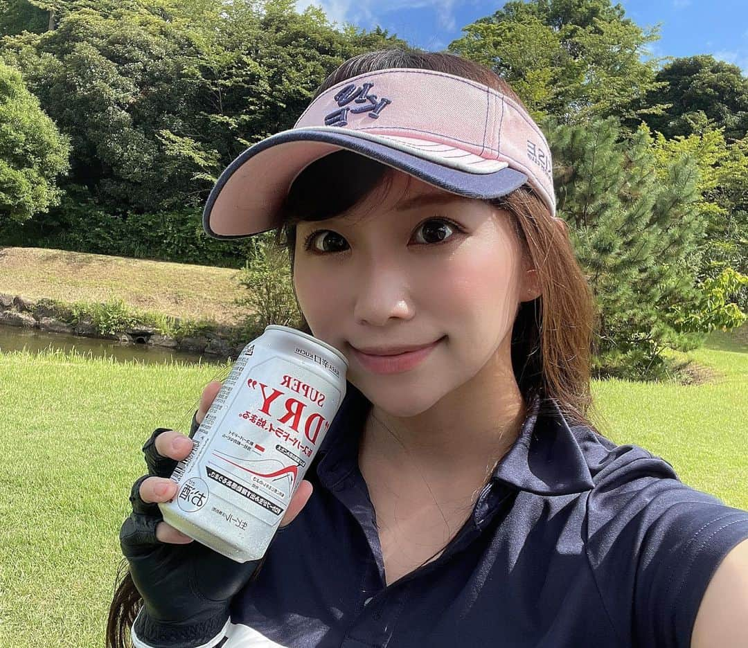 MOMOさんのインスタグラム写真 - (MOMOInstagram)「暑い日はビールを飲みながらのラウンドに限る😗💓🍻  力を抜くためにも、 朝イチから飲んだほうが調子が良くなります😂  みなさんはラウンド中は飲む派ですか？⛳️💓  #ゴルフ女子 #ゴルフ女子コーデ #ゴルフ女子と繋がりたい #神宮ゴルフ #打ちっぱなし #ゴルフ女子 #ゴルフウェア #ゴルフコーデ #ゴルフ好きな人と繋がりたい #ゴルフ好き #ゴルフ初心者  #ゴルフ男子と繋がりたい #ゴルフ場 #golf #golfwear #ゴルフコース #golfgirl #golfswing #골프 #golfstagram  #골프여자 #平日ゴルフ #平日ゴルファー #ゴルフうまくなりたい #ジェイリンドバーグ」8月14日 9時36分 - golf_m_o_m_o