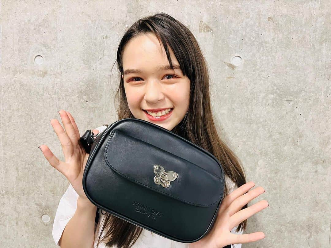 ニコ☆プチのインスタグラム：「🦋🖤  ヒヨリといろちがいのハルハのバッグはこれ👜🫶🏻 肩かけもできて楽＆大人っぽいから人気みたい✌🏻✨  #ジェニィラブ のだよ💗 チェックしてみてねーー😉🎶  ストーリーズとべます✈︎☁️  #星名ハルハ #ジェニィラブ #バッグの中身 #fjc #09 #中学1年生 #ニコプチ #カジュアルコーデ」