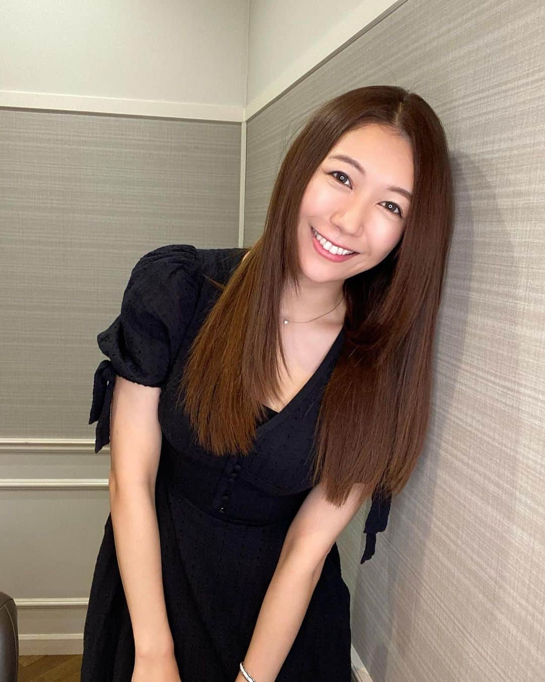 のインスタグラム：「3ヶ月ぶりに根元のストレートをかけてきました！ めんどくさがりなのもあるんですが、ストレート矯正をしておくと、頭の大きさが一回り小さく見えるので、定期的にケアしてますよ〜 髪色に関しては、あまりこだわりが無いんですけど、髪の艶感と日々のケアの楽さはとても重視してます笑  hair salon→ @loana_roppongi   #ヘアケア　#ヘアサロン　#六本木　#hairstyles #haircare #hairsalon #straighthair #roppongi #穂川果音 #お天気キャスター　#weatherforecast #ほかのん」