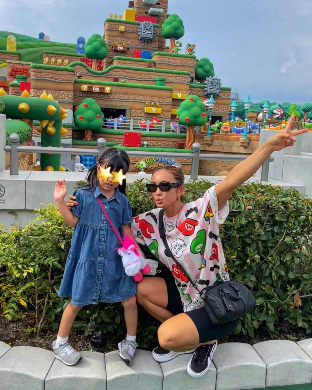 Aya（小山内あや）のインスタグラム：「姪っ子とユニバーサルスタジオ❤️❤️ しかし凄い人気のスーパーマリオ😳👏 怖いくらいの暑さとアトラクション130分待ちに…もう姉さんはヘトヘトです…😭⤵︎⤵︎」