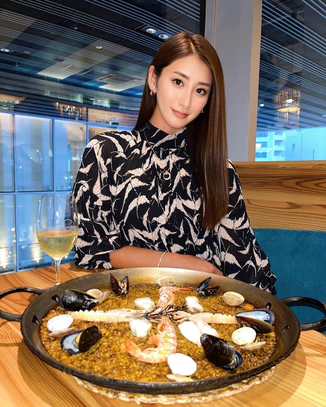のインスタグラム：「@escriba_japan のパエリア専門店に行ってきたよー❣️  本場のバルセロナの味が堪能できるシーフードレストランです🦐  パエリア専門店ってなかなかなくて、水分量が少なく凝縮したスープが浸透してて美味しかった💕  渋谷ストリームにあって、 女子会でもおススメです☺️🍴✨  ピアスは @labeldegift だよん❗️ ゴールドは夏らしくてなんでも合うから好き🥺  #エスクリバパエリア#パエリア#渋谷#渋谷ストリーム」