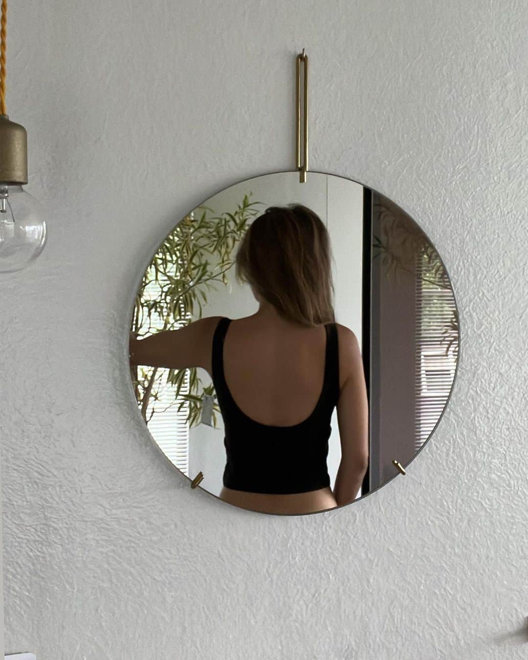 mitsuxmitsu24のインスタグラム：「I have no complaints  * * 背中のあいた少し丈の短いタンクトップが欲しかった。これは値段もシルエットも文句なし👍🏾 * * #まゆこちゃんありがとう #美しい人に教えてもらった #GU #ブラフィールクロップドバックオープンタンクトップ  #コスパ最高 #髪がボサボサなのは気にしないで」