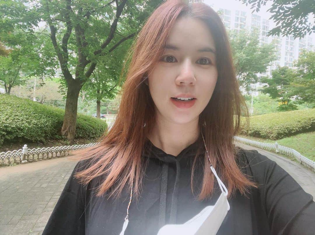 パク・シウンのインスタグラム：「오늘아침😊 부은걸까요?살찐걸까요? 당근 살찐거겠죠~🤣ㅎㅎ 걷기걷기  with허니~👫 주말 잘보내세요~🤗💕」