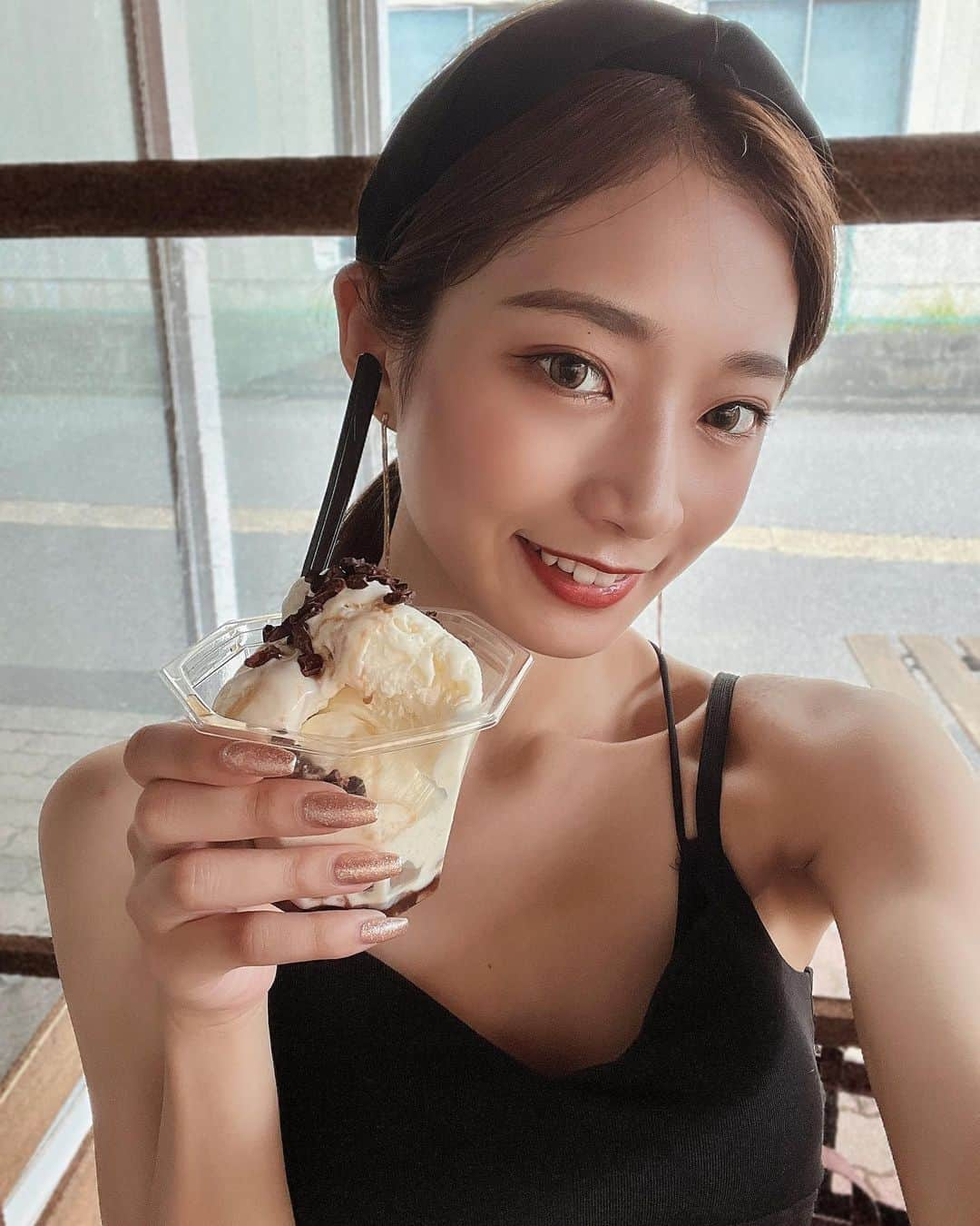 宮野真菜さんのインスタグラム写真 - (宮野真菜Instagram)「アイスクリーム大好き🍨💓💓  #レースクイーン #RQ #ラウンドガール #タレント #プラチナムプロダクション #ロング #ストレートヘア #大人ギャル #ちゃんまな #ちらっ #チラッ」8月14日 18時08分 - miyamana_47