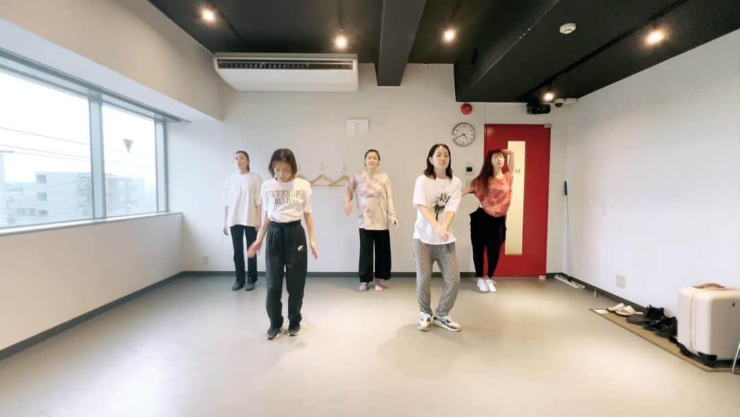 上原香代子のインスタグラム：「⁡DANCE DANCE DANCE！ 久しぶりに大好きなメンバーと一緒にダンス🕺✨ ⁡ 私はK-popとかも疎いのでこの曲も教えてもらうまで全く知らなかったけど（恥）めちゃくちゃかっこいい🥺♡ 思うように体が動かず悔しさもまだまだ残りますが、教えてくれたまーちゃん先生と仲間たちに感謝。 4時間のストイックレッスンお疲れ様でした👏🏻 ⁡ まーちゃん @mayumi912  奈央ちゃん @nao_ndot  絵梨 @eri_murakawa_official  あんなちゃん @annaaaaa423  ⁡ やっぱりダンスが好きだ！！！ 仲間が大大大好きだ！！！！！！！  かっこよく編集されているものは絵梨のインスタで👀💥  #dance #xg #mascara #踊ってみた」