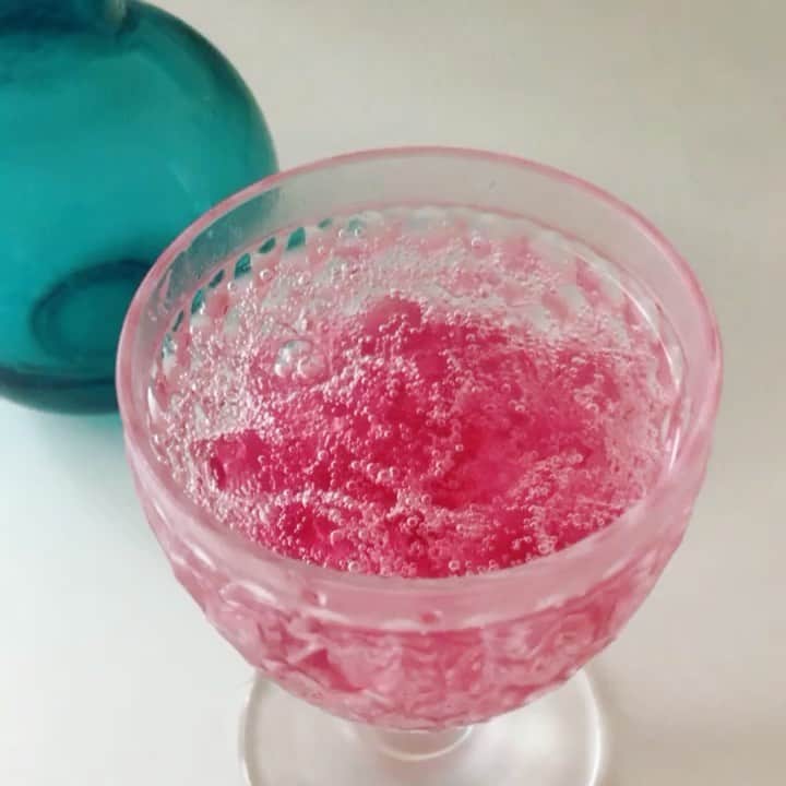 _mar_.imのインスタグラム：「シソシロップのゼリーに 炭酸水をいれたシュワシュワ  . 🥄 . 暑いから家ですごすお盆です🎐  #今日のおやつ  #おやつ作り」