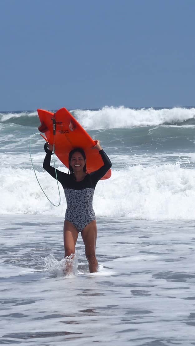 清宮佑美のインスタグラム：「📸 @tsutadakimie  この前のfun waves🌊💛 見た目あんまり良さそうじゃないけど 貸切で良い波だったー！🥹💓 良い波でやるとサーフィン熱上がる🔥🔥🔥 #glassysea #inspiresurfboards」