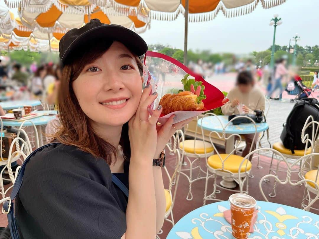 佐竹明咲美さんのインスタグラム写真 - (佐竹明咲美Instagram)「. 早くパークに行きたいなぁ🏰♪  スウィートハートカフェで 朝ごはん🥐  #思い出投稿 #イースター #すでに懐かしい  #ディズニー #ディズニーランド #スウィートハートカフェ  #ランド　#陸　#Dオタ　#ミキオタ」8月14日 13時59分 - asami_satake