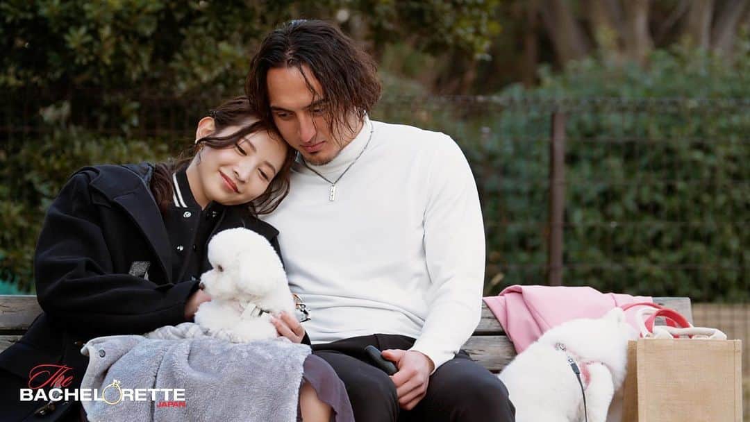 のインスタグラム：「人生って「今が頑張りどきだ！」の連続。  でもその中で、少しでも安心してリラックスして、何も考えなくていいひと時があるのって大事ですね。  皆さんのお盆休みが少しでも休まり幸せな時間になりますように😉 コメントでどう過ごされてるか良かったら教えてください🌹  (食いしん坊にょんちゃん、おやつ探しすぎ🤣🐶)  *******************************  #バチェロレッテ #バチェロレッテ2 #thebachelorette #アマゾンプライムビデオ #amazonprimevideo #amazon #アマゾン #佐藤マクファーレン優樹 #マクファー #3x3 #バスケ #恋愛もパワープレーな男 #にょんちゃん #ポメラニアン #ぷに #トイプードル #尾崎美紀 #天使 #デート #ドッグラン #お盆」
