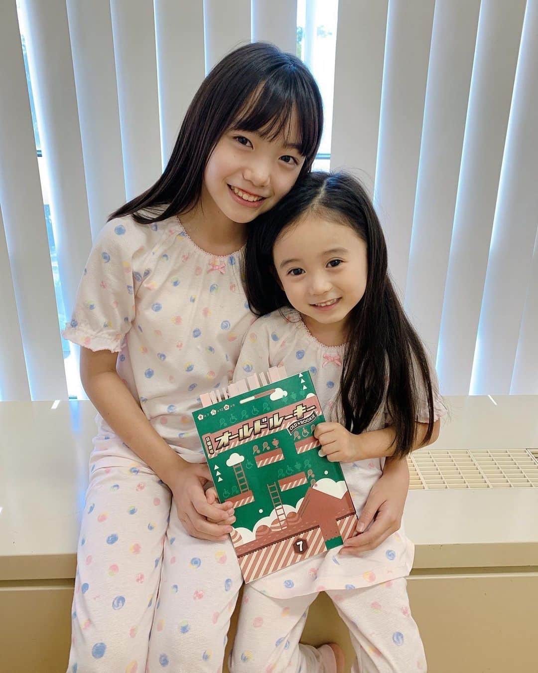 のインスタグラム：「. 本日、#オールドルーキー 第７話ぜひご視聴ください🥰！ . . 本日TBSにて16時からは 1話〜6話までのSPダイジェスト 7話の見どころを大紹介です。 また#TVer にて6話見逃し配信中です。 . . #日曜劇場 #今夜9時 #TBS #車いすテニスのマネージメントに挑戦！ . #新町明紗 @i_rana_ta  #泉谷星奈 ちゃん #新町姉妹 #新町泉実 @kurumi_inagaki  #稲垣来泉 . #またパジャマで失礼します」