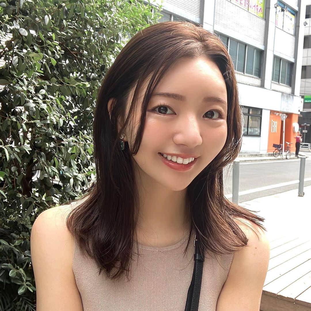 木下マリアのインスタグラム：「.  数億年ぶりにバッサリ✂︎  ずっと本当に効果が出て、みんなが続けられる価格のヘアオイル作りたいって思ってたから最近その開発が出来て本当に嬉しい。  私みたいなハイダメージヘアから、健康な髪まで使い続けたら離れられないくらいの美容処方◎  年内にはリリース出来るように調整中🤍   @cadre.jp   発売はカドレからお知らせします💡  #カドレ新商品 #カドレ #cadre  .」