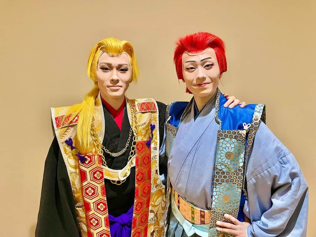 市川團子のインスタグラム：「皆さま、こんにちは。市川團子でございます！  今月の歌舞伎座の2部と3部に出演させていただいています。  こちらは、3部「弥次喜多流離譚」の写真でございます。  梵太郎と撮らせていただきました！（笑）  皆さまに楽しんでいただけますよう、毎日精一杯勤めて参りますので、ご覧いただけたら嬉しいです。  #歌舞伎 #kabuki #弥次喜多流離譚 #市川染五郎 さん #市川團子」