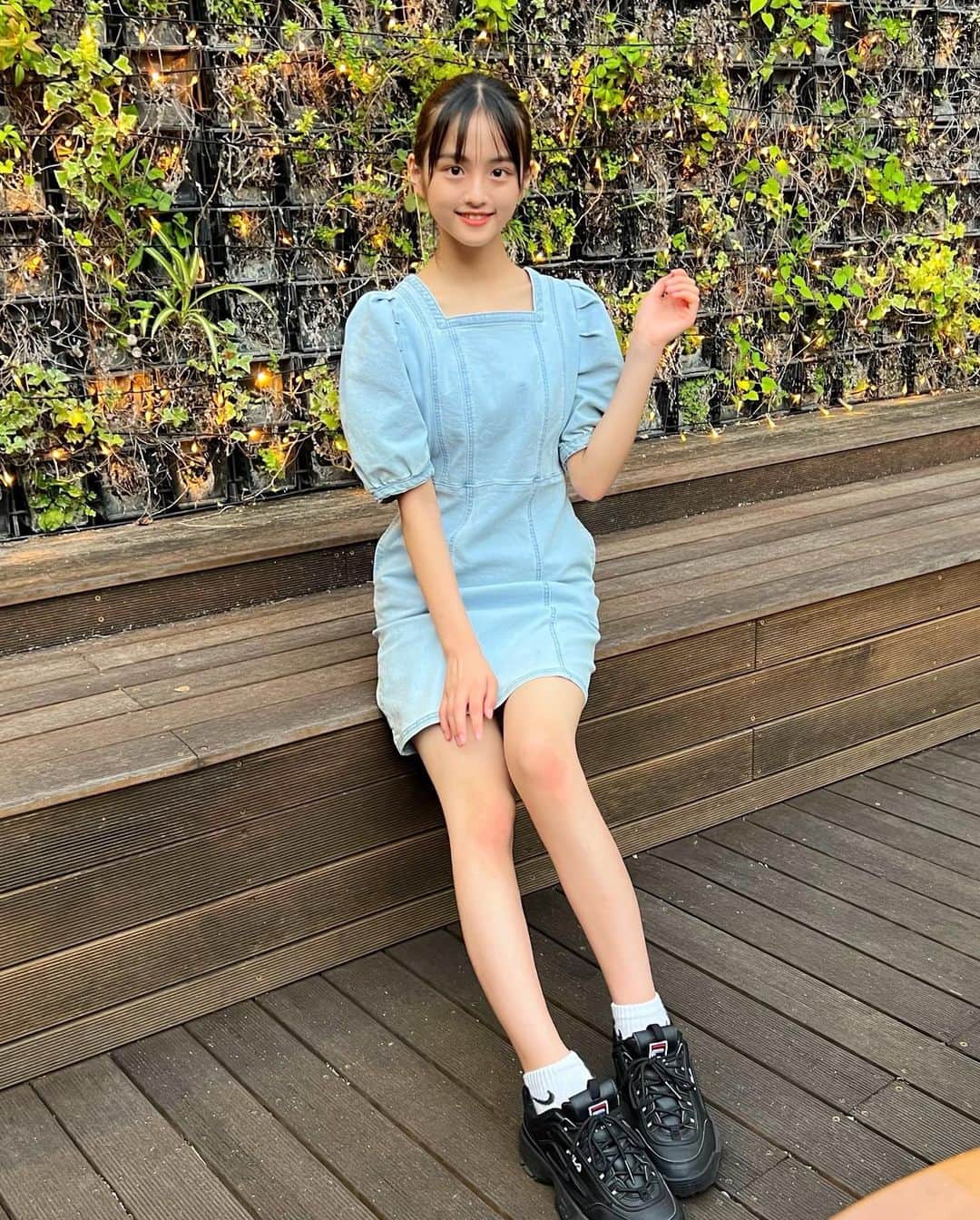 のインスタグラム：「. 昨日投稿したコーデの全身ver♥ 色も綺麗で可愛い🐶  #レピピアルマリオ #repipiarmario #デニムワンピ#ワンピコーデ #パフショルダー #ニコプチ#プチモ #竹下優名  @nicopuchi_official #jc1#09 #スターダストプロモーション」