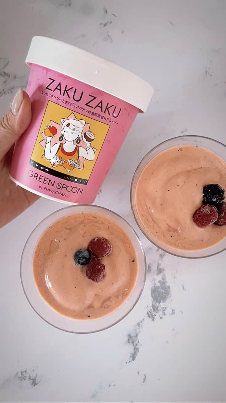 kumamoto_kaoruのインスタグラム：「こんな暑い日にはスムージー🍹 フワちゃんコラボのZAKU ZAKUはもったりマンゴーとざくざくココナッツの食感が激盛れのスムージー。 牛乳少なめでジェラート風にして、冷凍フルーツをトッピング🫶🏻  何これ、めちゃくちゃ美味しい🤍🤍🥹  お砂糖入ってなくてこの甘さは神。  @greenspoonjp  @fuwa876   #グリーンスプーン #スムージー  #greenspoon #フワちゃん #フワちゃんスムージー」