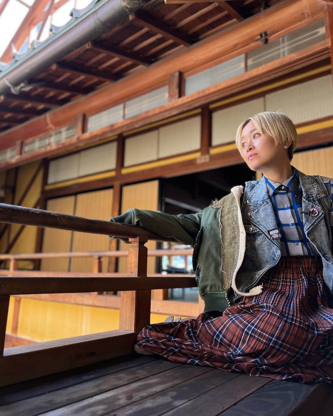 ロシアン佐藤のインスタグラム：「国登録有形文化財だけど見学できる美保館。 アー写みたいなの撮影してました。 変わった造りになっていて、探検みたいで楽しい🙌  #美保館 #国登録有形文化財」