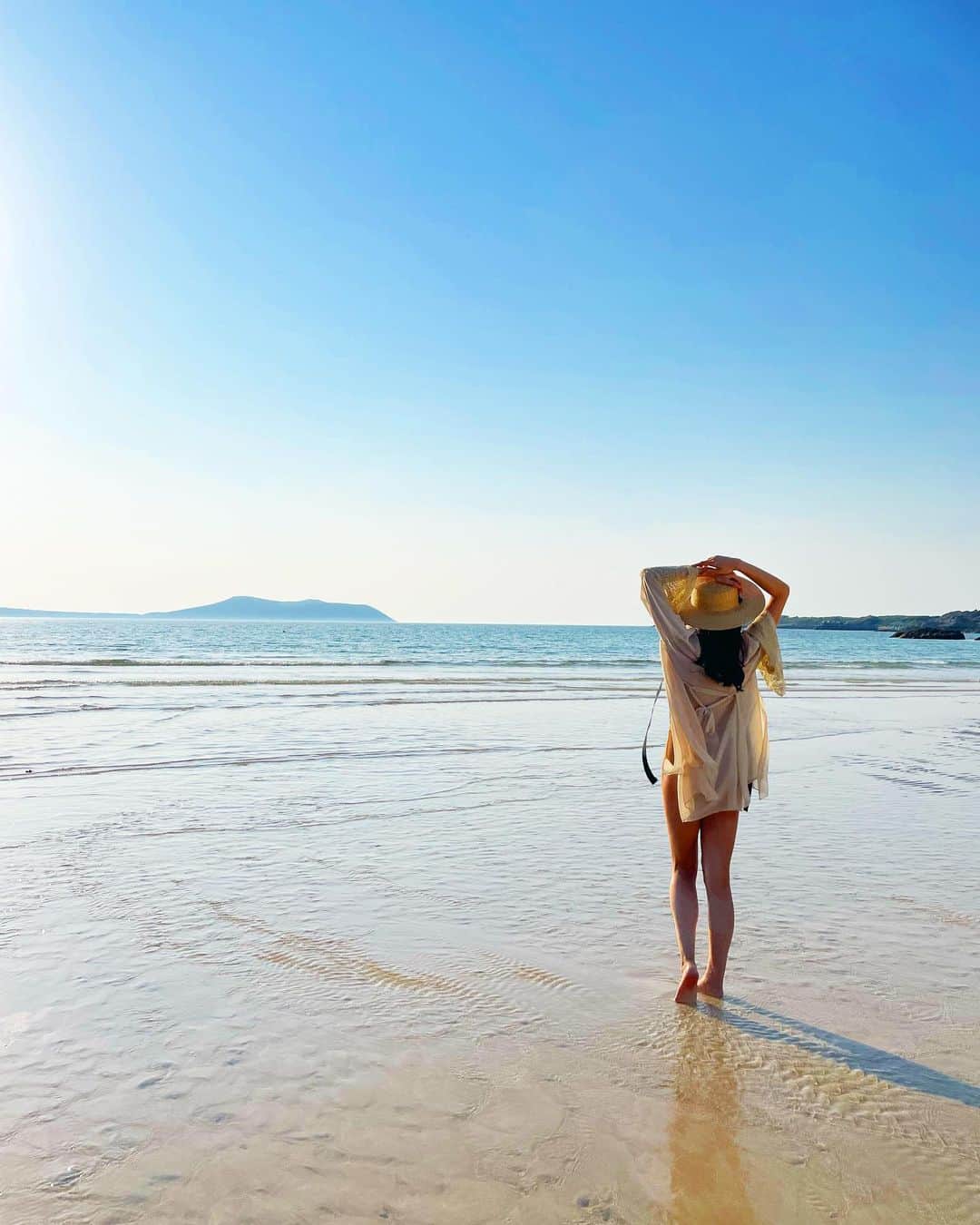 片山萌美のインスタグラム：「👒  海が透明で 砂浜が白くて 裸足で歩いても痛くなく 全てが心地よい  #五島列島　 #もう一度わたしをみて　 #moemikatayama」