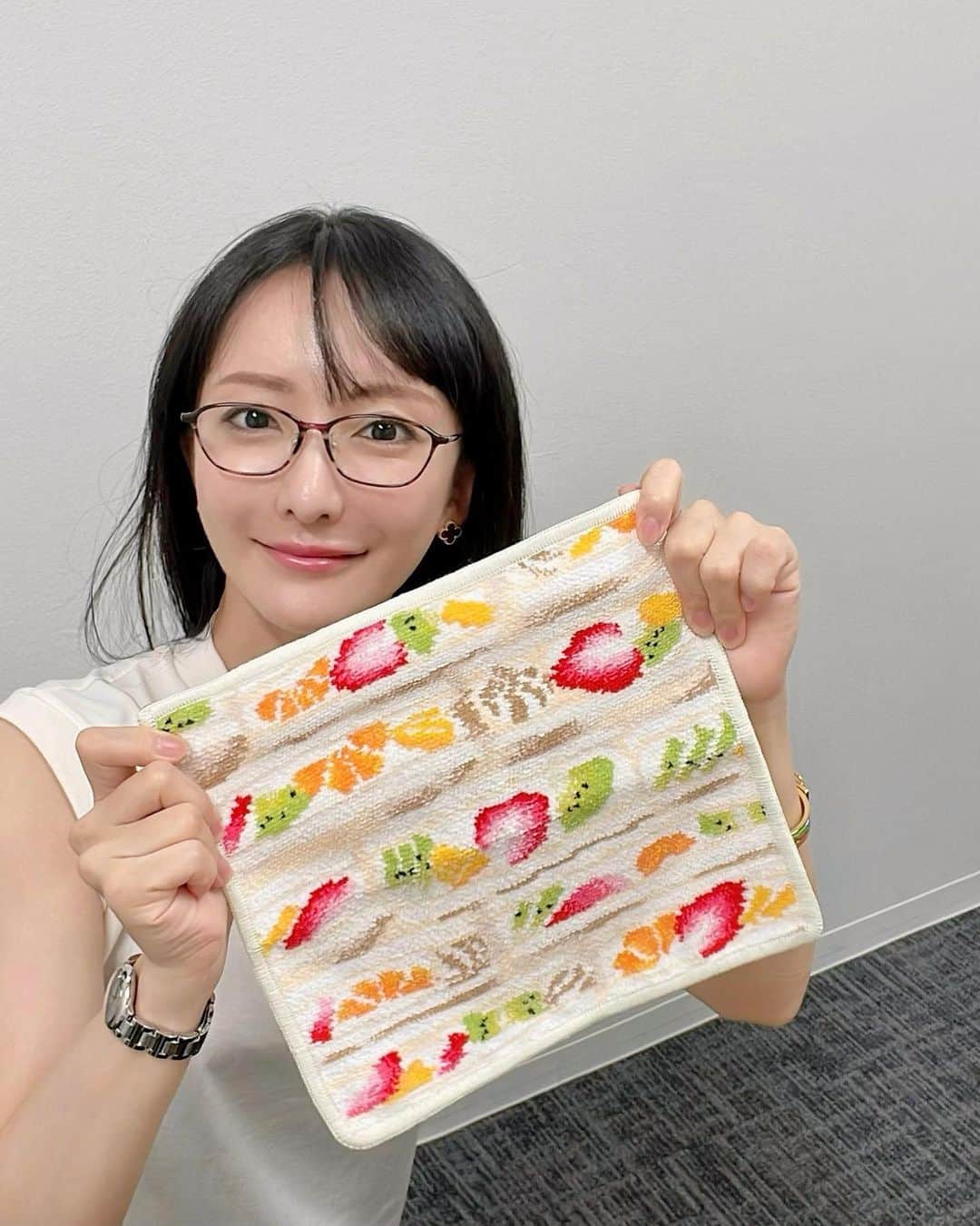 松澤千晶のインスタグラム：「ずっと欲しかったフルーツサンド。 再販で巾着もゲットしました🍓🍊🥝  #今日のハンカチ  #FEILER #フェイラー」